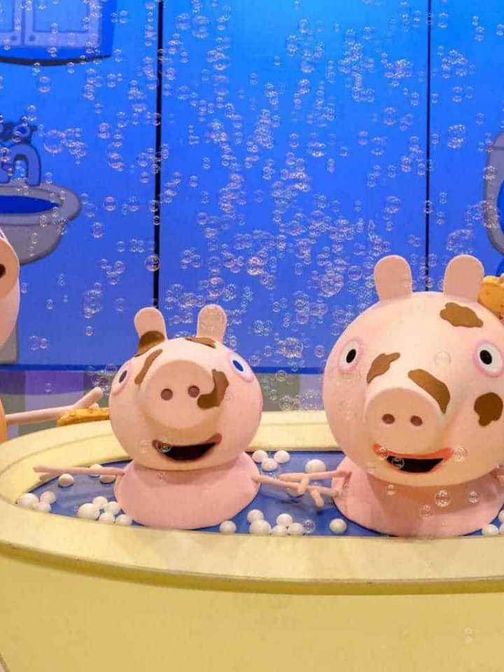 Peppa Pig’s Surprise-Uk tour. Peppa and George in the bath surrounded by bubbles with Daisy and Mummy Pig