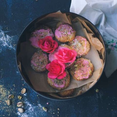 Coconut macaroons with rose and pistachio