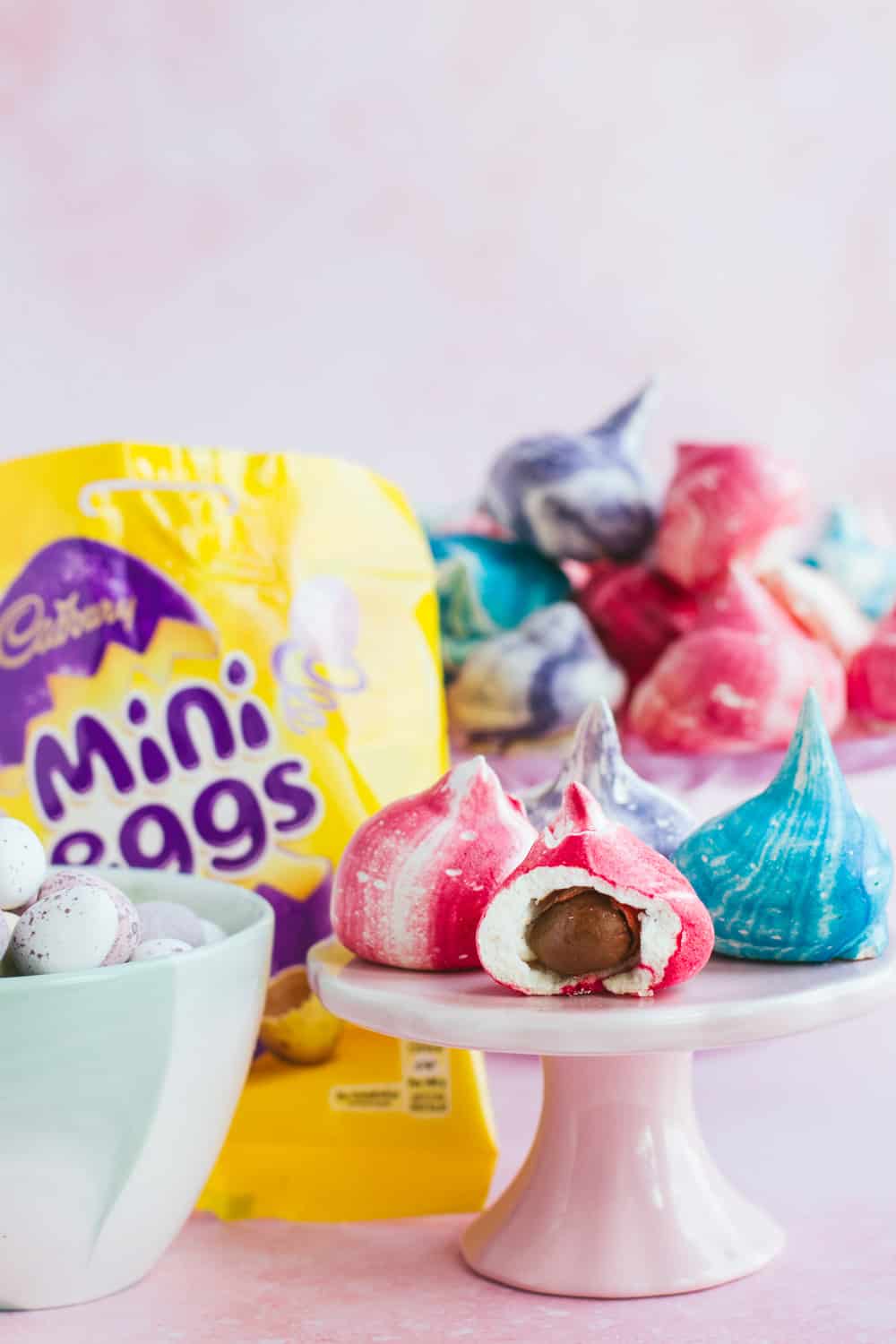 Mini meringues with mini eggs inside