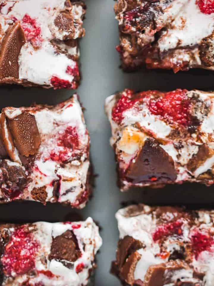 6 brownie slices topped with marshmallow fluff, raspberries and wagon wheels.