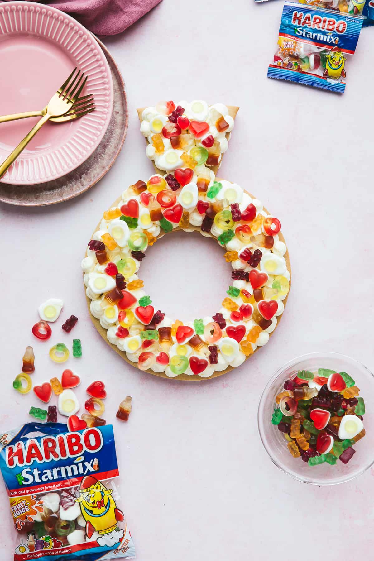 A cream tart in a ring shape filled with vanilla buttercream and decorated with HARIBO sweets. 