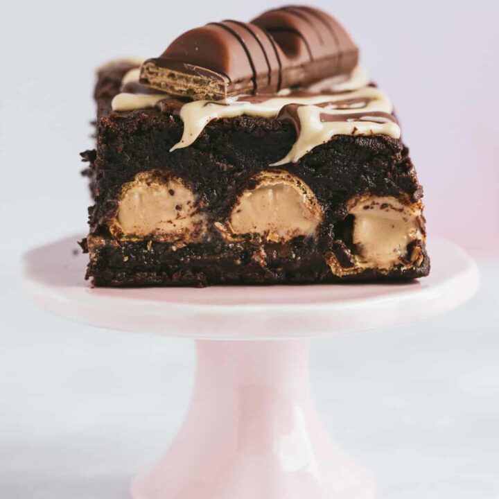 A Kinder Bueno Brownie on a small pink cake stand.