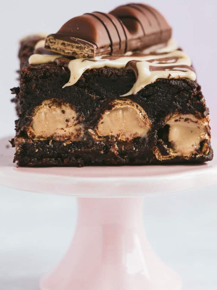 A Kinder Bueno Brownie on a small pink cake stand.